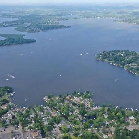 Chain O Lakes Nautical 4Bed 3Bath Waterfront With Bonus Room, Large Deck And Hot Tub