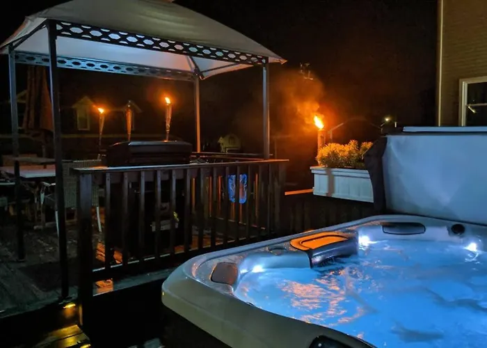 Chain O Lakes Nautical 4bed 3bath Waterfront With Bonus Room, Large Deck And Hot Tub * Fox Lake