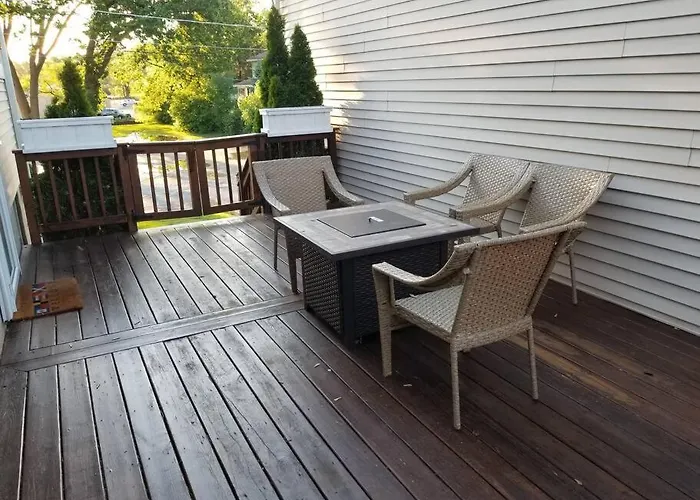 Chain O Lakes Nautical 4bed 3bath Waterfront With Bonus Room, Large Deck And Hot Tub Fox Lake