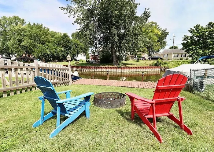 Chain O Lakes Nautical 4bed 3bath Waterfront With Bonus Room, Large Deck And Hot Tub *