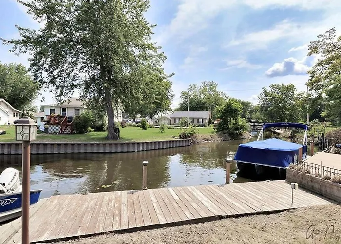 Chain O Lakes Nautical 4bed 3bath Waterfront With Bonus Room, Large Deck And Hot Tub Holiday home *