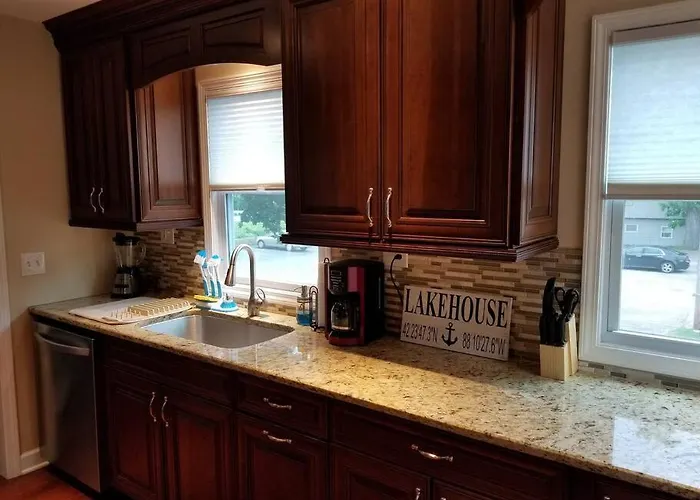 Chain O Lakes Nautical 4bed 3bath Waterfront With Bonus Room, Large Deck And Hot Tub Holiday home *