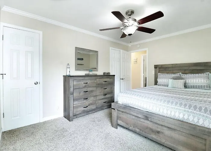 Chain O Lakes Nautical 4bed 3bath Waterfront With Bonus Room, Large Deck And Hot Tub Fox Lake