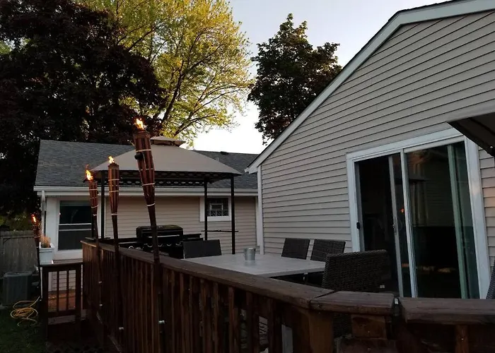 Chain O Lakes Nautical 4bed 3bath Waterfront With Bonus Room, Large Deck And Hot Tub * Fox Lake