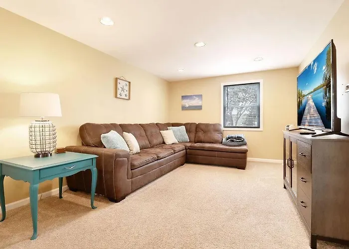 Holiday home Chain O Lakes Nautical 4bed 3bath Waterfront With Bonus Room, Large Deck And Hot Tub Fox Lake