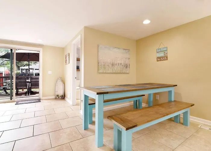 Chain O Lakes Nautical 4bed 3bath Waterfront With Bonus Room, Large Deck And Hot Tub Holiday home