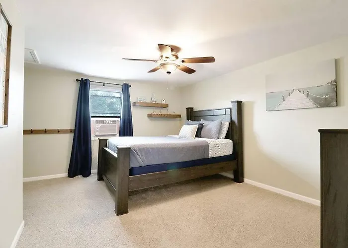 Chain O Lakes Nautical 4bed 3bath Waterfront With Bonus Room, Large Deck And Hot Tub Holiday home Fox Lake