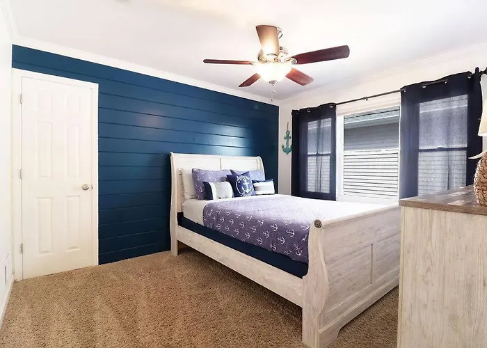 Holiday home Chain O Lakes Nautical 4bed 3bath Waterfront With Bonus Room, Large Deck And Hot Tub
