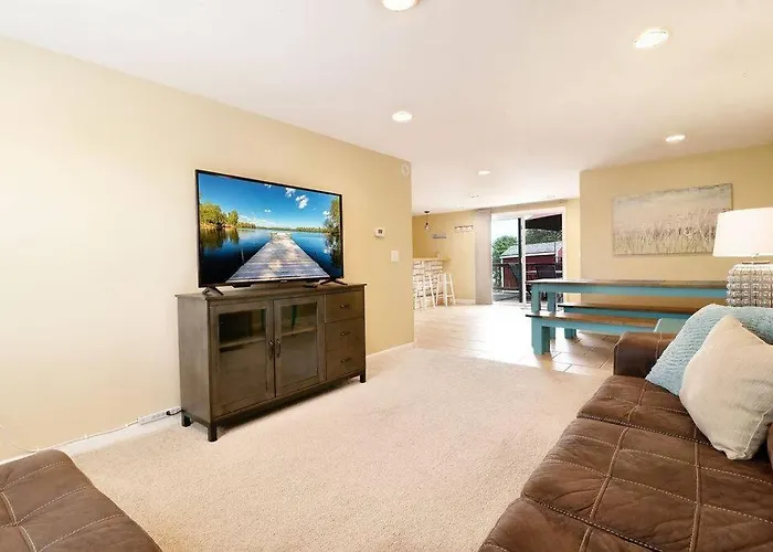 Chain O Lakes Nautical 4bed 3bath Waterfront With Bonus Room, Large Deck And Hot Tub Holiday home *