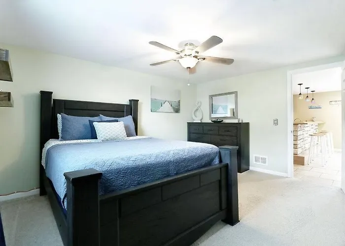 Chain O Lakes Nautical 4bed 3bath Waterfront With Bonus Room, Large Deck And Hot Tub *