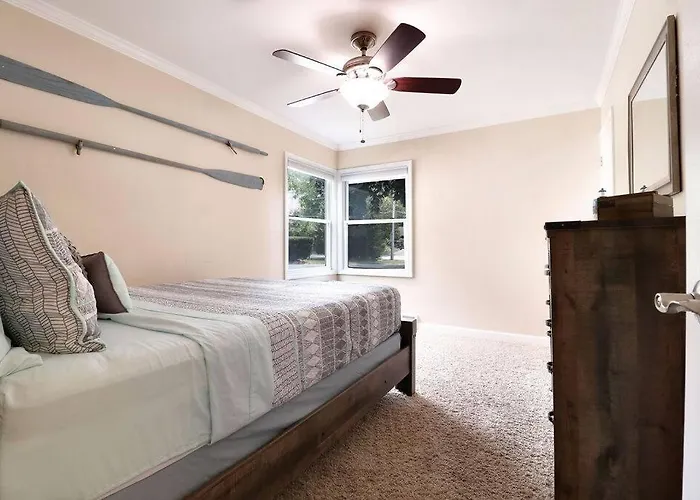 Holiday home Chain O Lakes Nautical 4bed 3bath Waterfront With Bonus Room, Large Deck And Hot Tub