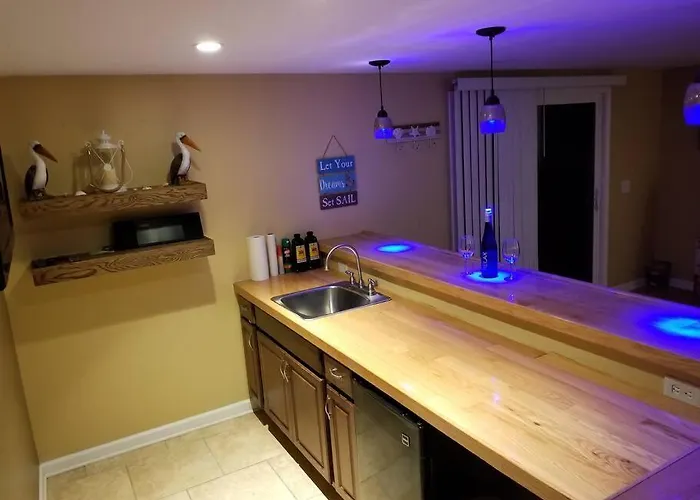 Chain O Lakes Nautical 4bed 3bath Waterfront With Bonus Room, Large Deck And Hot Tub *