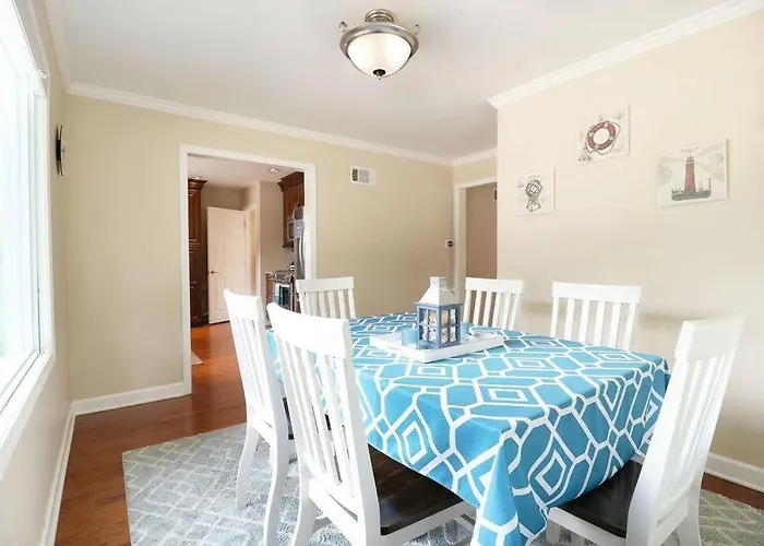 Chain O Lakes Nautical 4bed 3bath Waterfront With Bonus Room, Large Deck And Hot Tub Holiday home