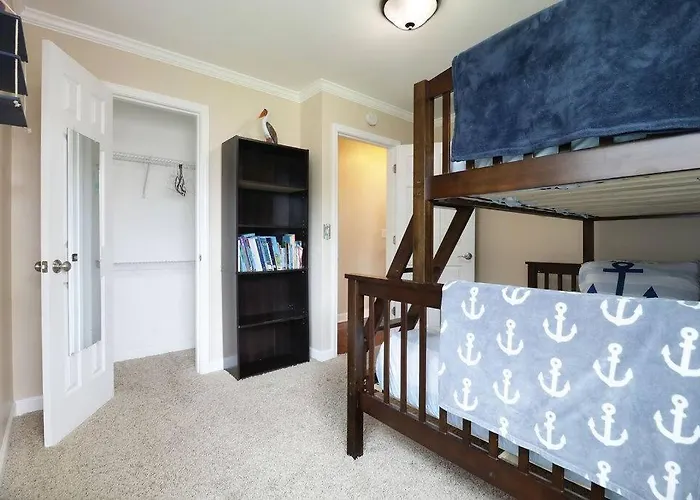 Chain O Lakes Nautical 4bed 3bath Waterfront With Bonus Room, Large Deck And Hot Tub Holiday home