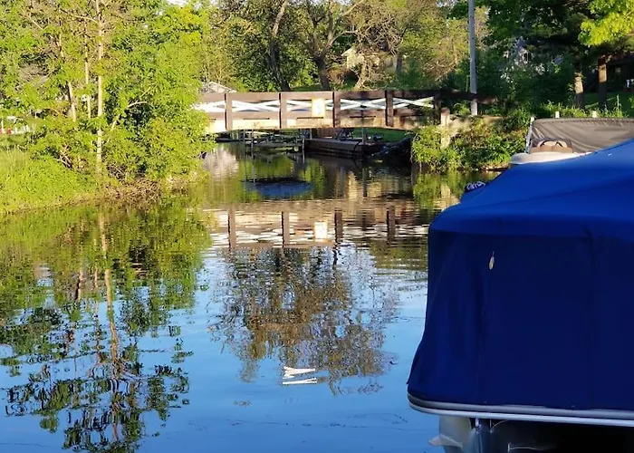 Chain O Lakes Nautical 4bed 3bath Waterfront With Bonus Room, Large Deck And Hot Tub Holiday home