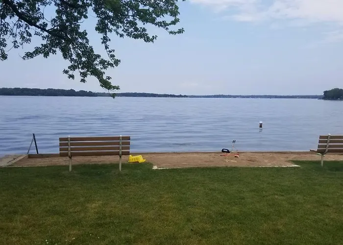 Chain O Lakes Nautical 4bed 3bath Waterfront With Bonus Room, Large Deck And Hot Tub Holiday home
