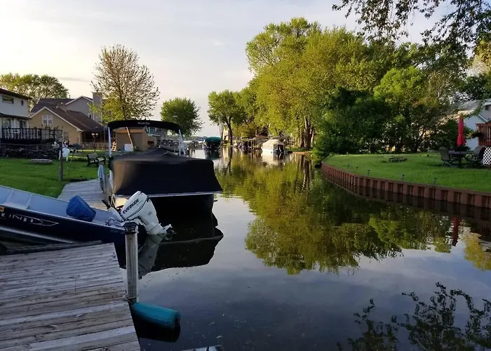 Chain O Lakes Nautical 4bed 3bath Waterfront With Bonus Room, Large Deck And Hot Tub