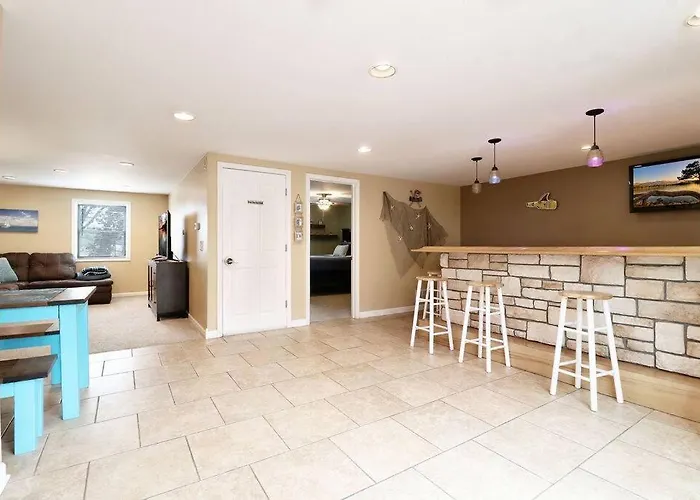 Chain O Lakes Nautical 4bed 3bath Waterfront With Bonus Room, Large Deck And Hot Tub