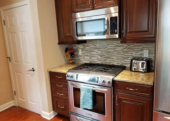 Chain O Lakes Nautical 4bed 3bath Waterfront With Bonus Room, Large Deck And Hot Tub * Fox Lake