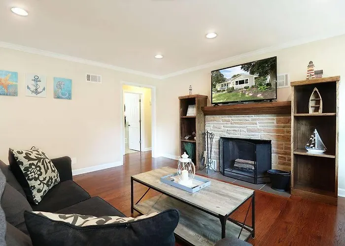 Chain O Lakes Nautical 4bed 3bath Waterfront With Bonus Room, Large Deck And Hot Tub * Fox Lake