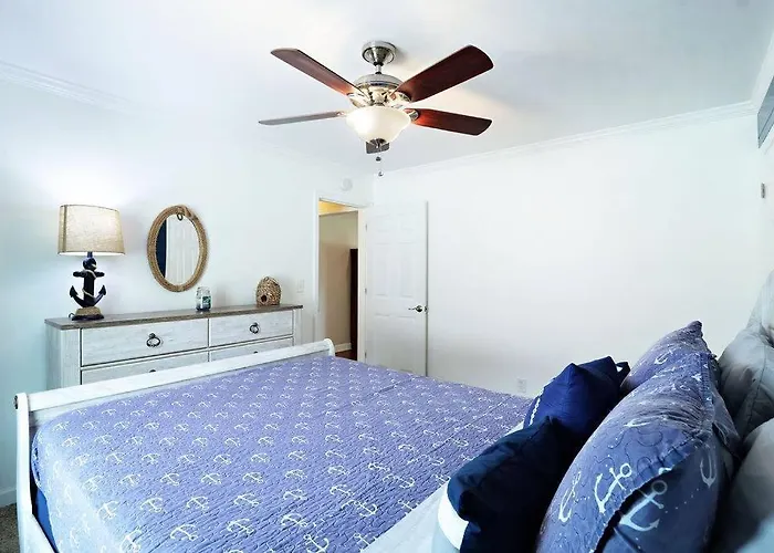 Chain O Lakes Nautical 4bed 3bath Waterfront With Bonus Room, Large Deck And Hot Tub *