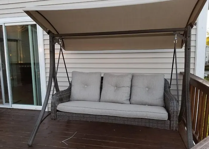 Chain O Lakes Nautical 4bed 3bath Waterfront With Bonus Room, Large Deck And Hot Tub * Fox Lake