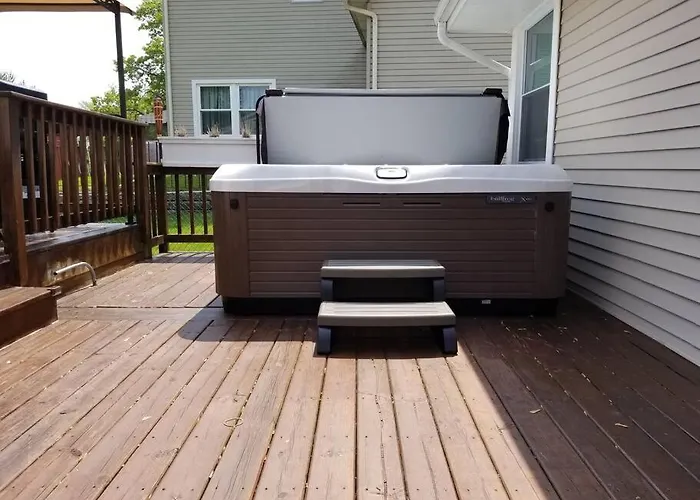 Holiday home Chain O Lakes Nautical 4bed 3bath Waterfront With Bonus Room, Large Deck And Hot Tub Fox Lake
